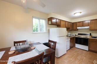 2568 Western Ave in Altamont, NY - Building Photo - Building Photo