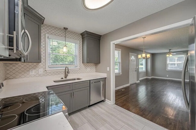 1985 Carloss Dr in Nashville, TN - Building Photo - Building Photo