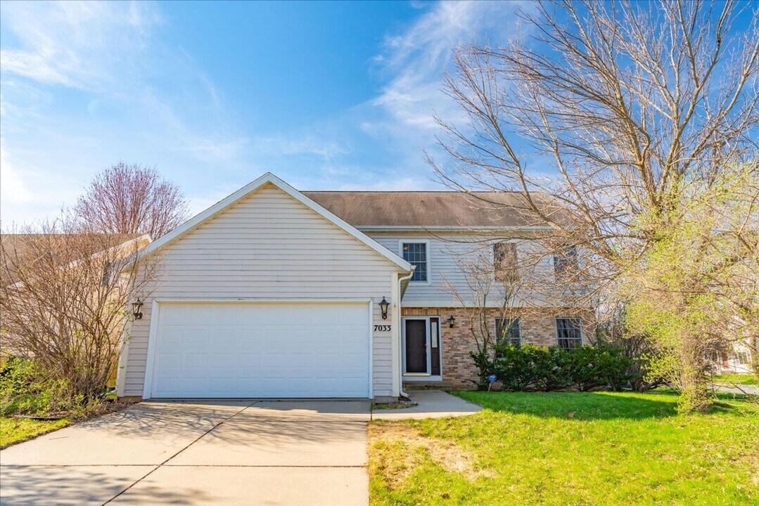 7033 Rockstream Dr in Madison, WI - Building Photo