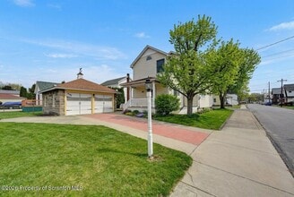 454 Hickory St in Blakely, PA - Building Photo - Building Photo