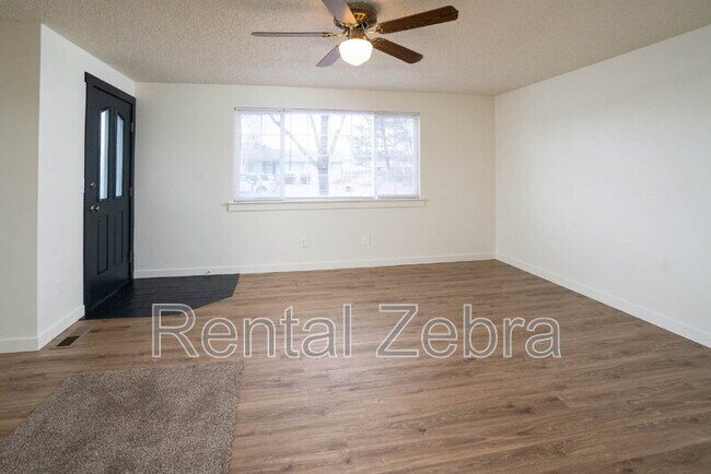 2042 NW 11th St in Redmond, OR - Building Photo - Building Photo