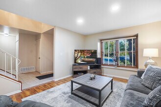 2323 Woodview Ln in Naperville, IL - Building Photo - Building Photo