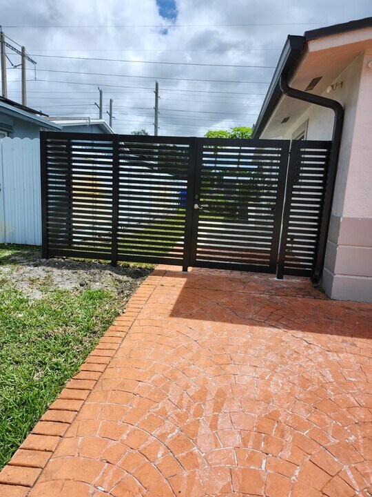 1901 NW 93rd Ave in Pembroke Pines, FL - Building Photo