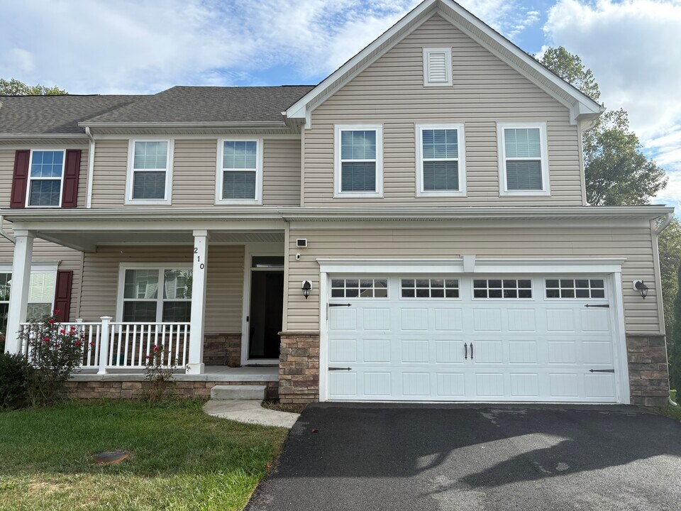 210 Felix Dr in Newark, DE - Building Photo