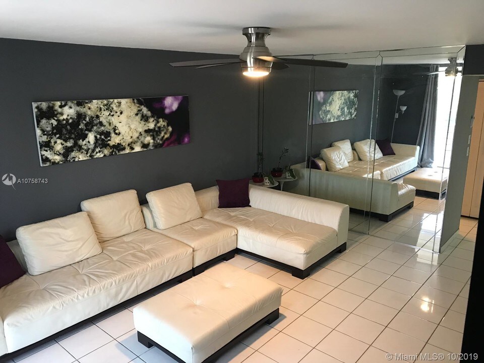 3285 Foxcroft Rd-Unit -E317 in Miramar, FL - Building Photo