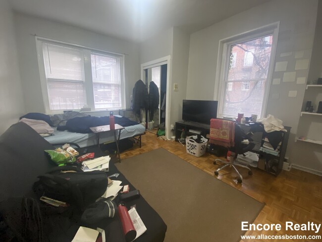 28 Revere St, Unit 6 in Boston, MA - Foto de edificio - Building Photo