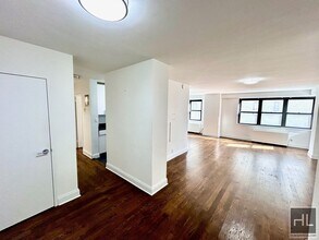 E 89 St, Unit 7H in New York, NY - Building Photo - Building Photo