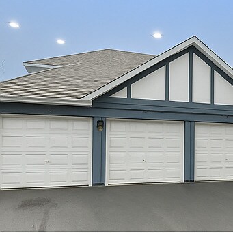 570 Cumberland Trail in Roselle, IL - Foto de edificio