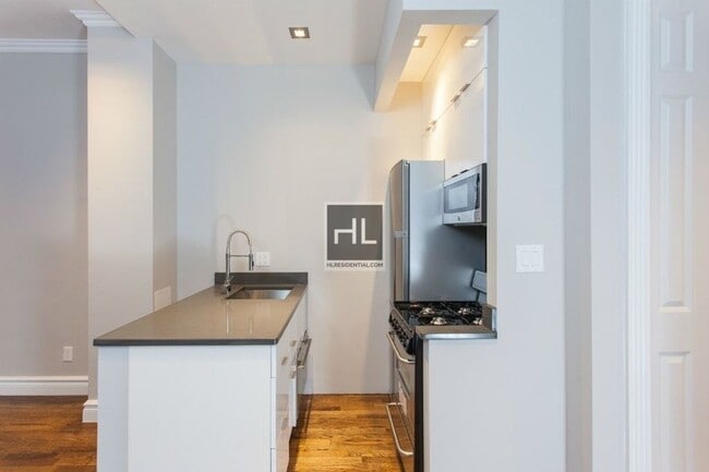 Mott Street, Unit 12 in New York, NY - Foto de edificio - Building Photo