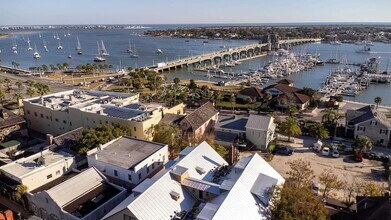 11 Aviles St, Unit 2C in St. Augustine, FL - Foto de edificio - Building Photo