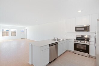 241 Kings Row Ln in Jarrell, TX - Foto de edificio - Building Photo