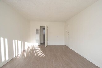 10843 Kling St, Unit 05 in Los Angeles, CA - Foto de edificio - Building Photo