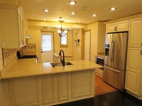 33 Wisteria Ave in Mineola, NY - Building Photo - Building Photo
