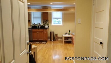 156 Magazine St, Unit B in Cambridge, MA - Foto de edificio - Building Photo