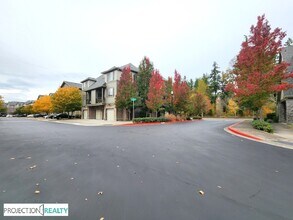 8061 NE Rockne Way in Hillsboro, OR - Building Photo - Building Photo