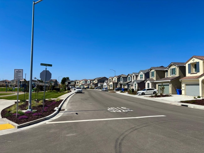 1570 Pinchot Dr in Manteca, CA - Foto de edificio - Building Photo