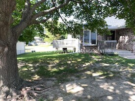 9041 Carpenter Cir Dr in Clive, IA - Building Photo