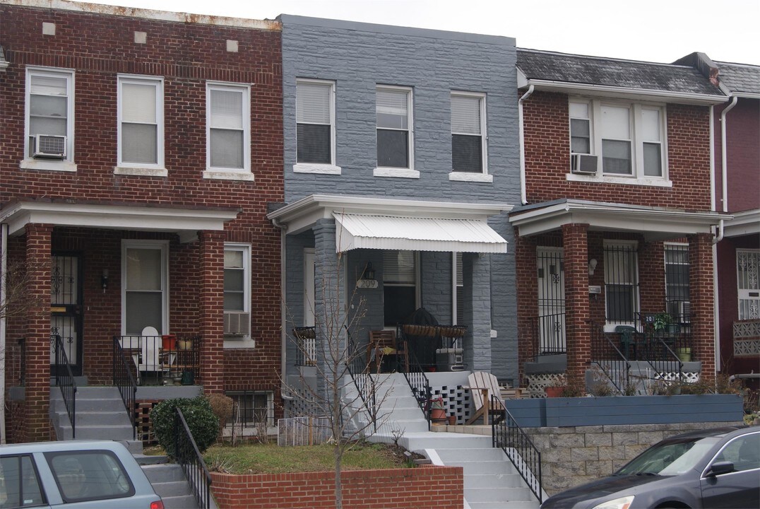 209 Douglas St NE in Washington, DC - Building Photo