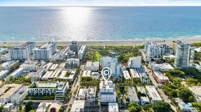 240 Collins Ave in Miami Beach, FL - Building Photo - Building Photo