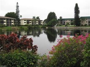 3055 Riviera Dr-Unit -205 in Naples, FL - Foto de edificio - Building Photo