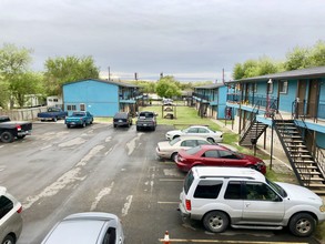 Woodfield Apartments in San Antonio, TX - Building Photo - Building Photo