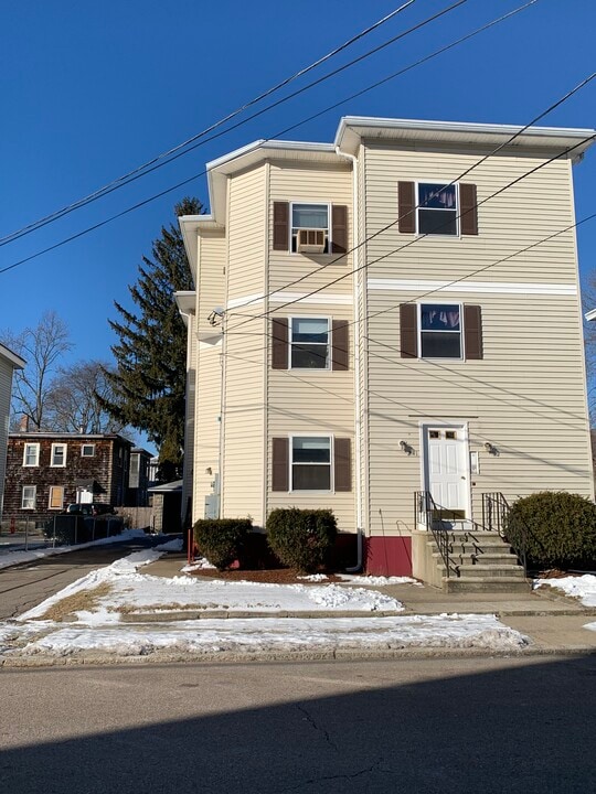 211 Pine St, Unit 4 in Attleboro, MA - Building Photo
