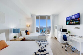 2602 E Hallandale Beach Blvd in Hallandale Beach, FL - Building Photo - Building Photo