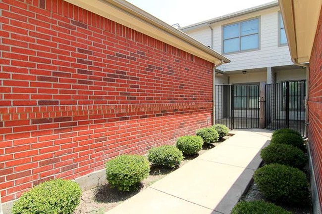 Wykeham Townhomes in Garland, TX - Building Photo - Building Photo