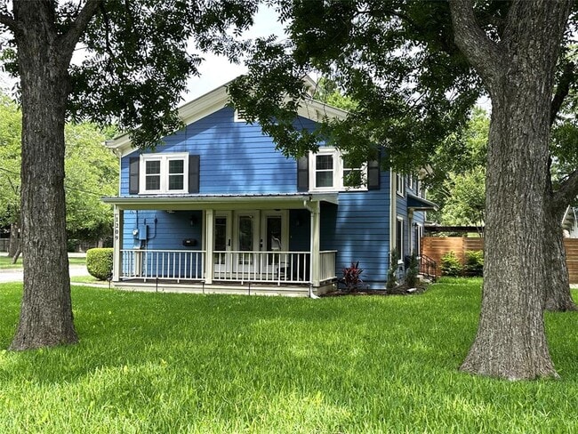 1209 Pecan St