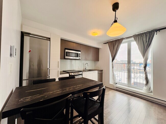 2118 Saint-Dominique Rue in Montréal, QC - Building Photo - Building Photo