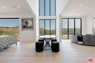 7567 Hermes Dr in Los Angeles, CA - Building Photo