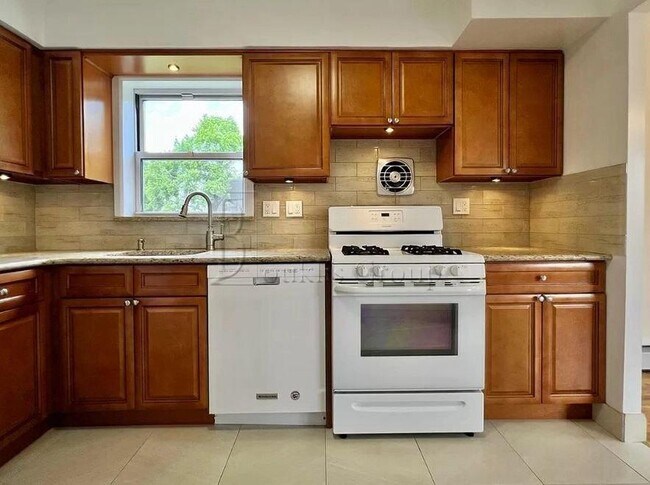 22-46-46 76th St in Queens, NY - Building Photo - Building Photo