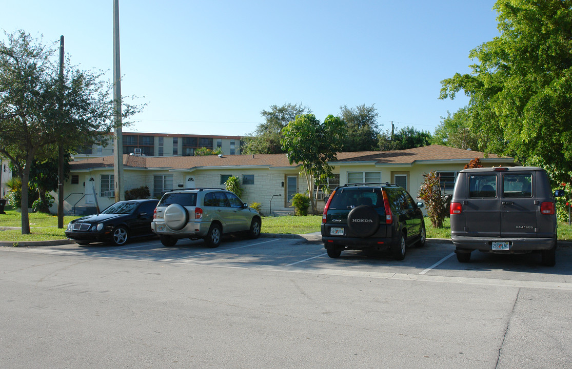 2210-2240 NE 170th St in North Miami Beach, FL - Building Photo