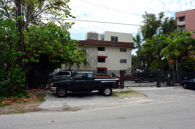 7777 NE Bayshore Ct in Miami, FL - Foto de edificio - Building Photo