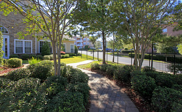 Barrington Park Condominiums in Tallahassee, FL - Foto de edificio - Building Photo