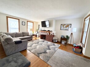 920 E 4th St, Unit 1 in Boston, MA - Foto de edificio - Building Photo