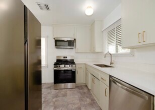 8123 Lindley Ave in Reseda, CA - Foto de edificio - Building Photo