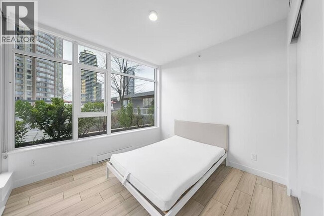 6080 McKay Ave in Burnaby, BC - Building Photo - Building Photo