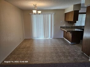 5145 W Feemster Ct in Visalia, CA - Foto de edificio - Building Photo