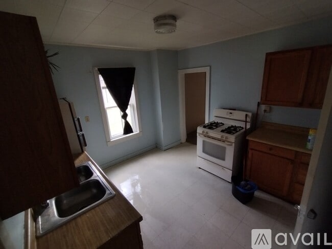 708 Linden Pl, Unit Upstairs in Elmira, NY - Foto de edificio - Building Photo