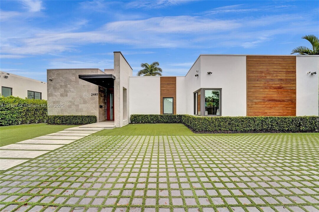 2441 NE 200th St in Miami, FL - Building Photo