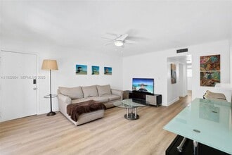 1601 Bay Rd in Miami Beach, FL - Building Photo - Building Photo
