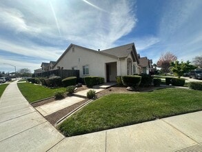 2462 Gallery Dr in Riverbank, CA - Building Photo - Building Photo