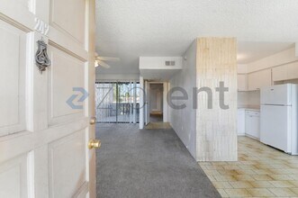 4950 N Miller Rd in Scottsdale, AZ - Foto de edificio - Building Photo