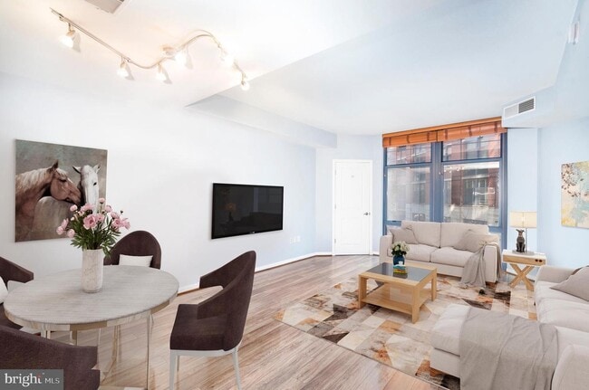 1021 N Garfield St, Unit 229 in Arlington, VA - Foto de edificio - Building Photo