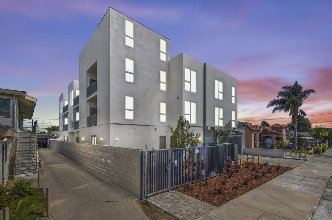 10928 S Inglewood Ave, Unit 201 in Inglewood, CA - Building Photo