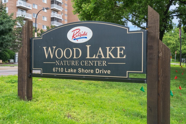 6615 Lake Shore Dr S, Unit 515 in Minneapolis, MN - Building Photo - Building Photo