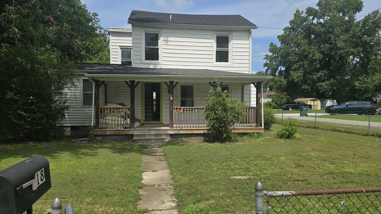 18 Bridge St in Highland Springs, VA - Building Photo