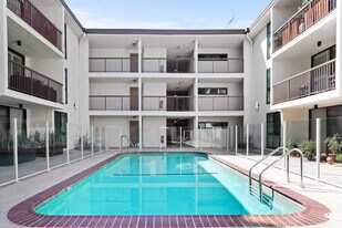911 N Kings Rd, Unit 111 in West Hollywood, CA - Building Photo