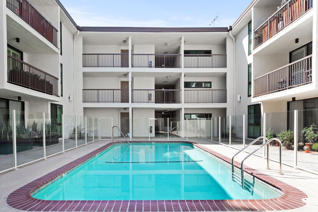 911 N Kings Rd, Unit 111 in West Hollywood, CA - Building Photo
